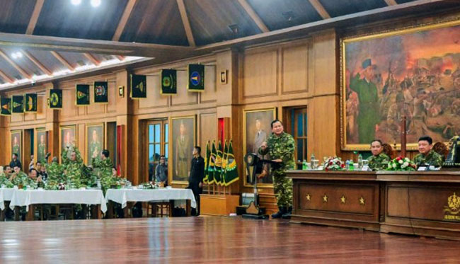 Indonesia`s New President and Ministers begin a Military-style Retreat